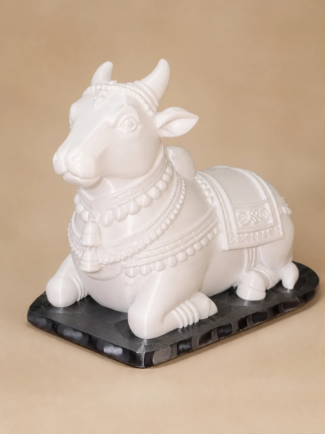Curved Nandi decor in Silk White, close front three-quarter view