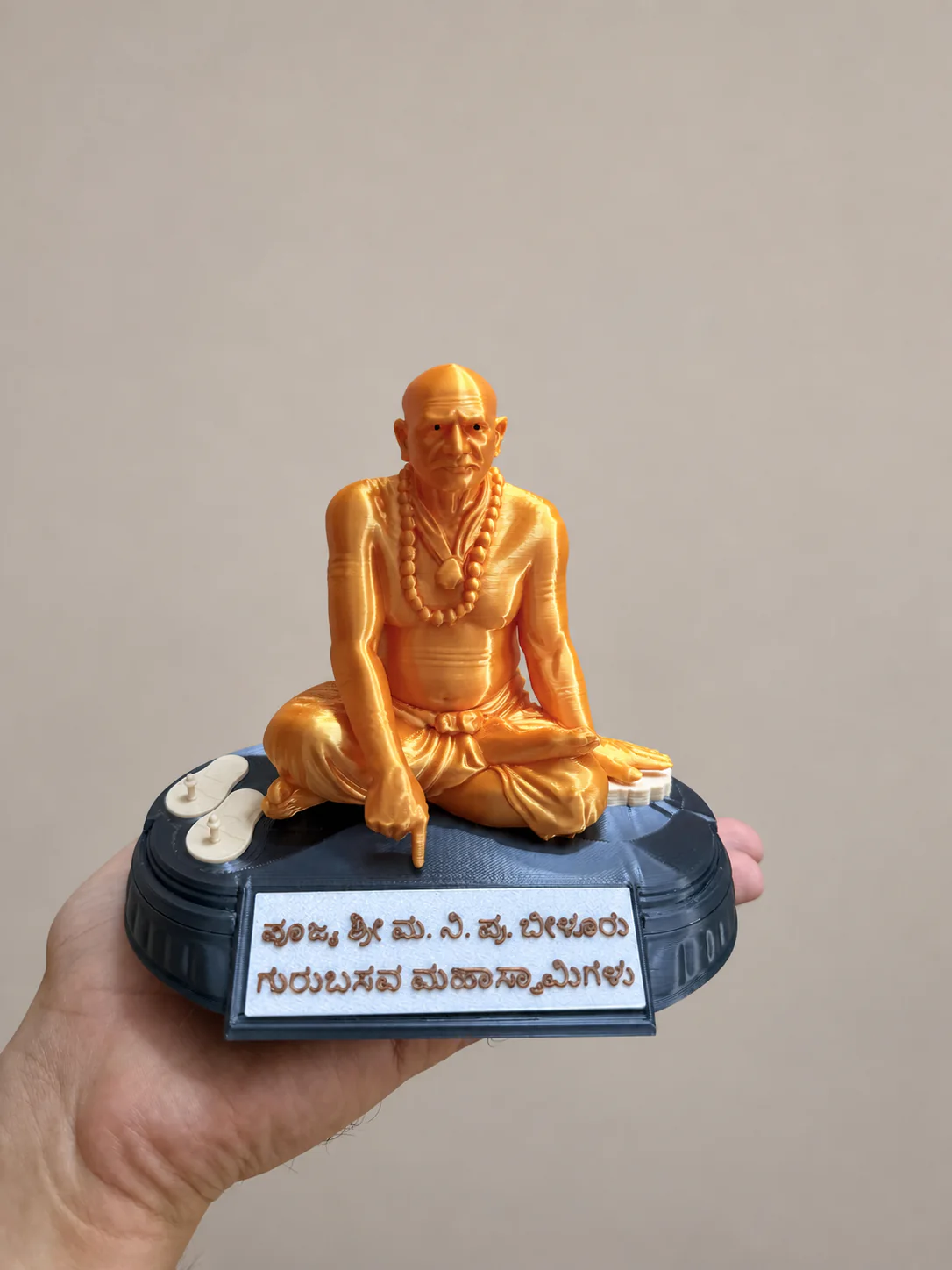 Pujya Shri Biloor Gurubasava Mahaswamigalu murti held in a hand to show its compact scale